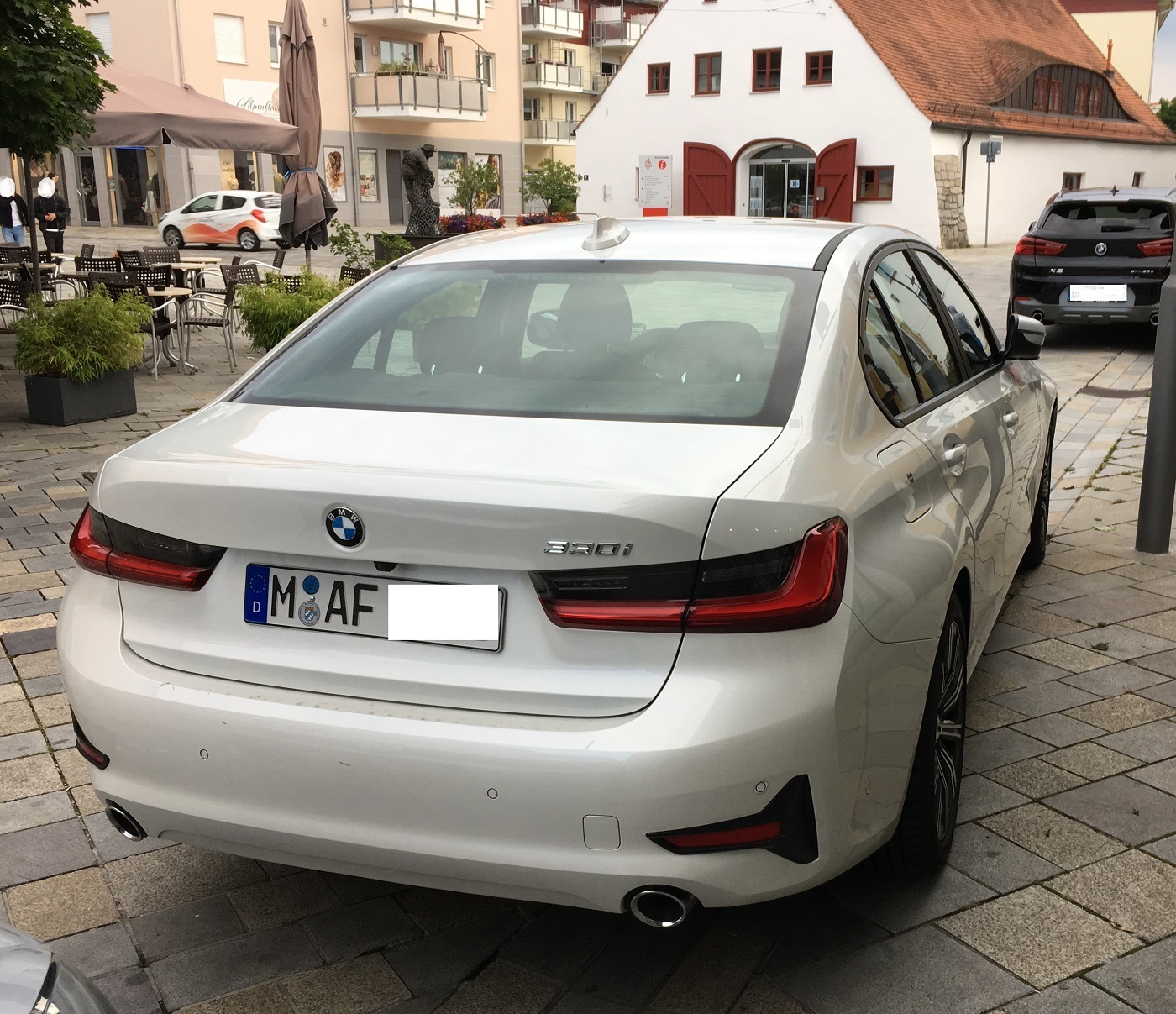 BMW330i_Sixt_2.jpg