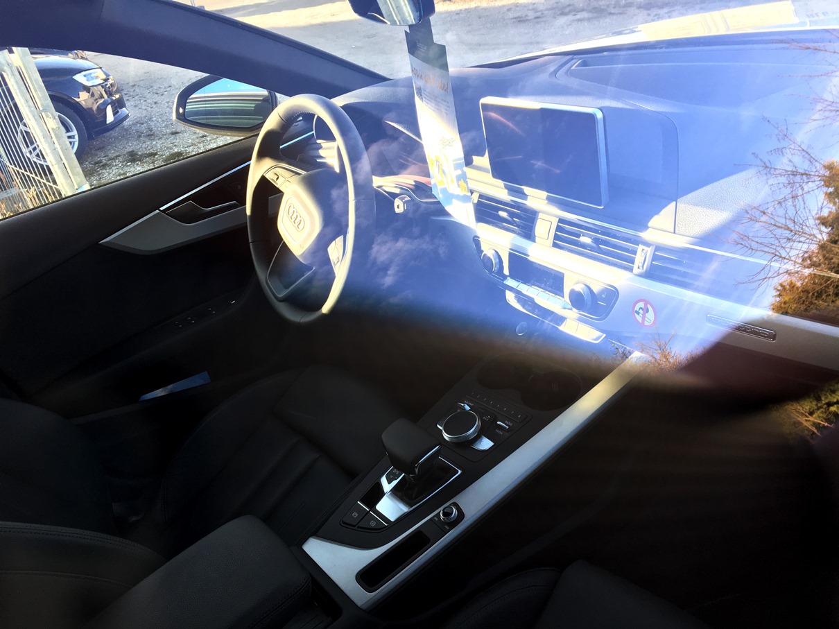 Audi A4 40 TDI quattro Cockpit.jpg