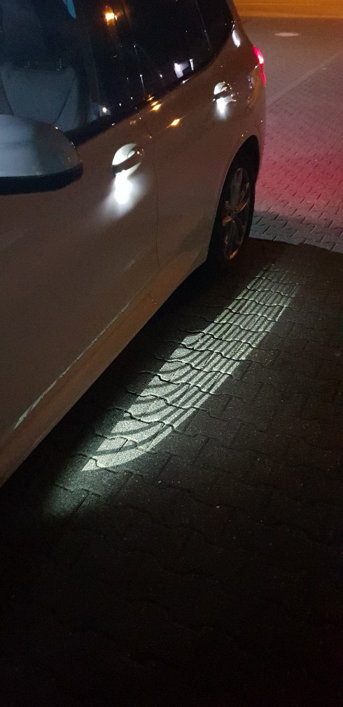 Auch Schnick Schnack wie Türgriffbeleuchtung und BMWs Light Carpet sehen im Dunkeln mehr als schick aus