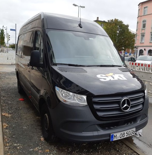 Schwarzer Sixt Transporter.jpg