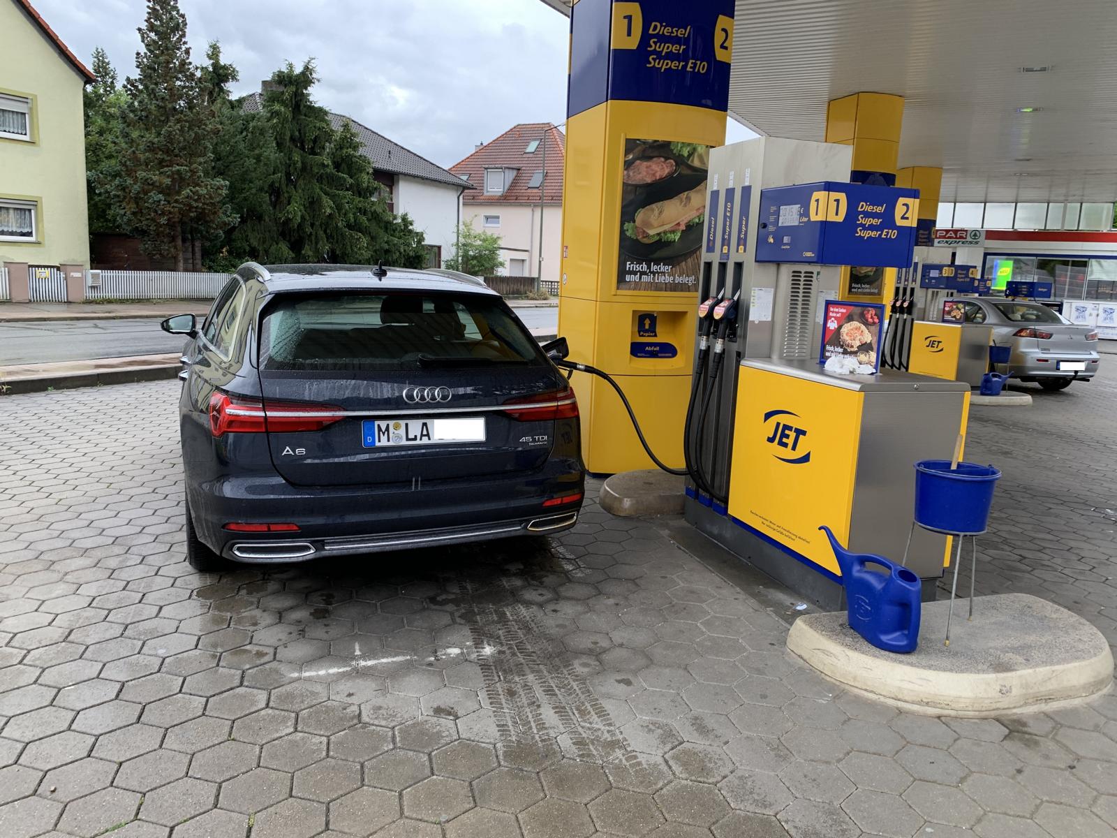 K1600_Audi A6 Tankstelle.JPG